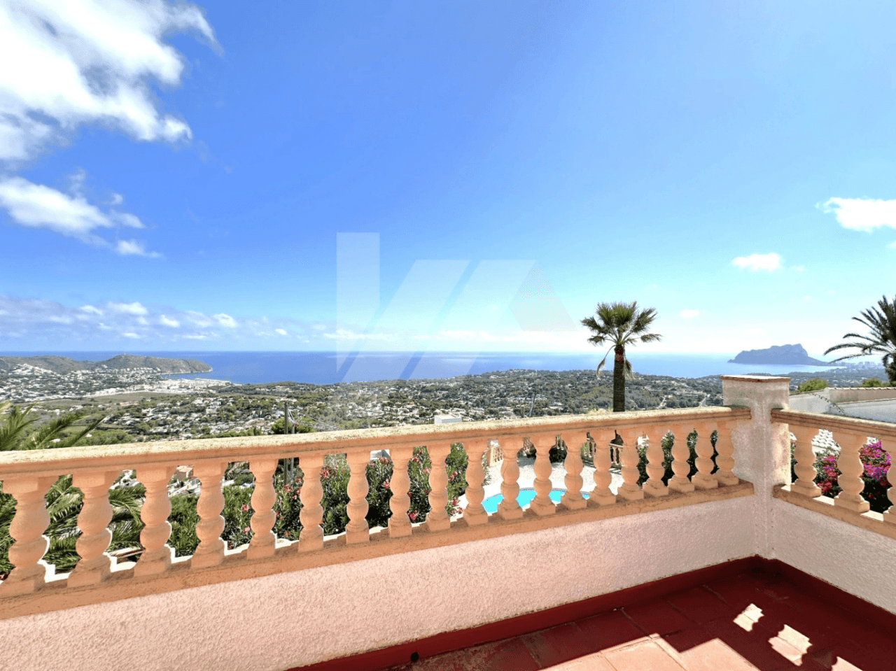Villa mit Panoramablick auf das Meer zu verkaufen in Moraira, Costa Blanca.