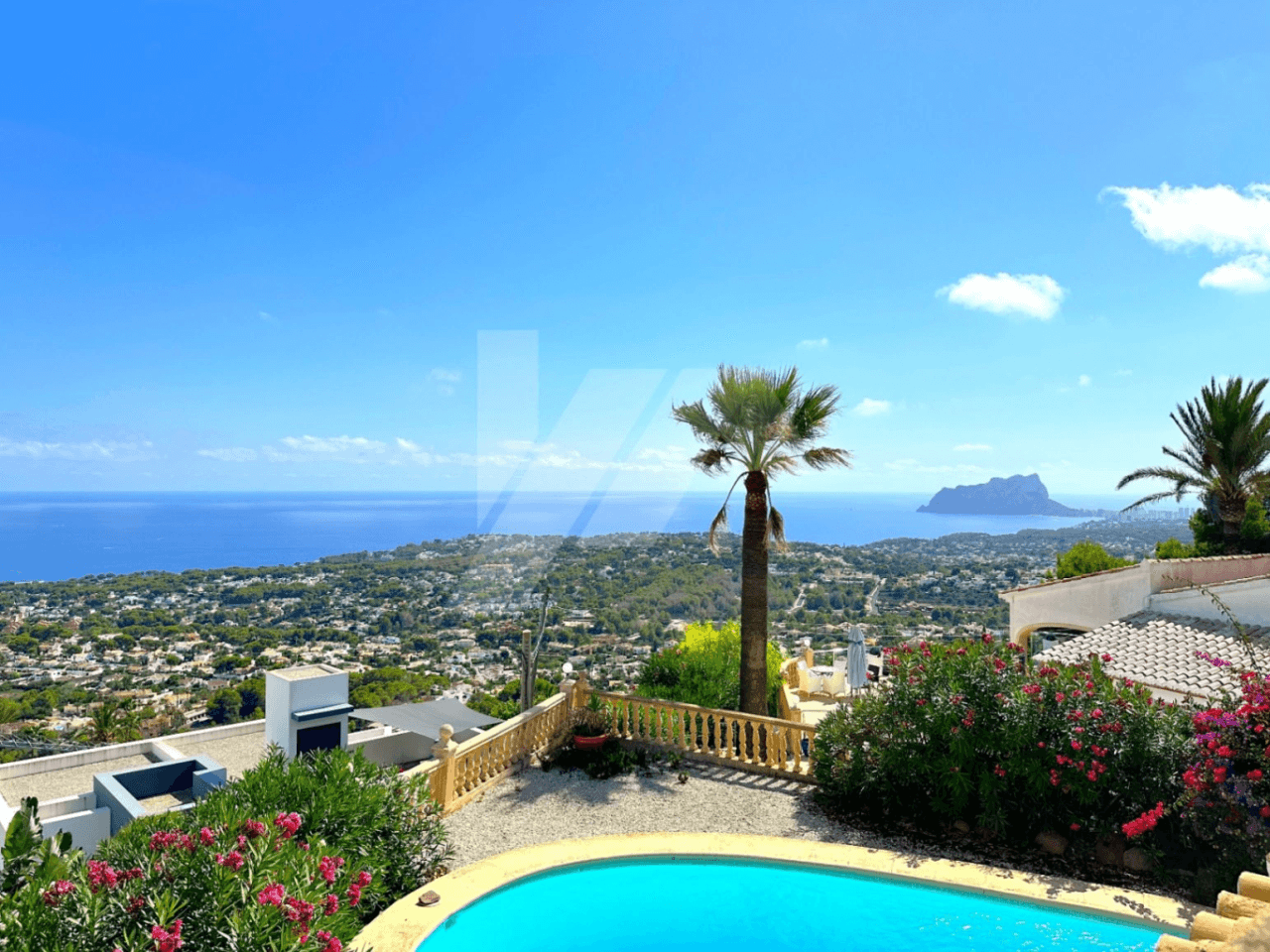 Villa mit Panoramablick auf das Meer zu verkaufen in Moraira, Costa Blanca.