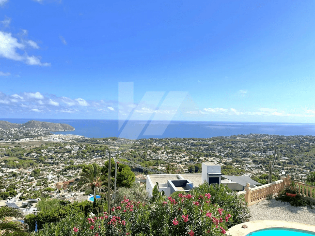 Villa mit Panoramablick auf das Meer zu verkaufen in Moraira, Costa Blanca.