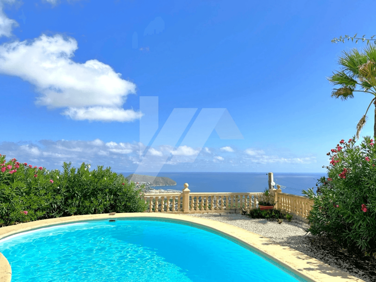 Villa mit Panoramablick auf das Meer zu verkaufen in Moraira, Costa Blanca.
