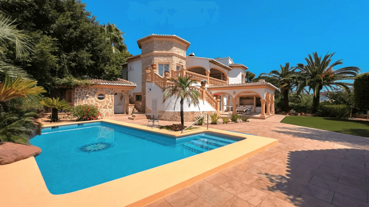 Luxury villa for sale in Moraira with sea views.