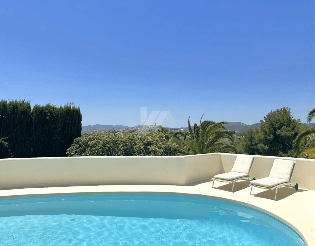 Villa Mediterránea Renovada con Encanto Ibicenco en Benitachell.