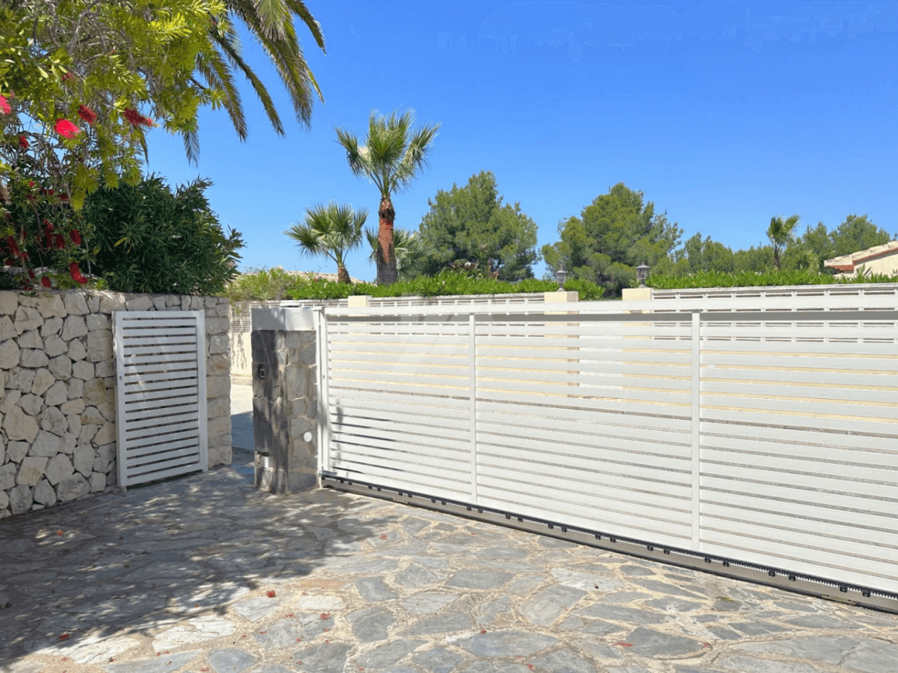 Villa Mediterránea Renovada con Encanto Ibicenco en Benitachell.
