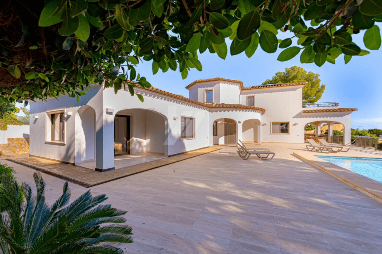 Luxury second line villa for sale in Moraira, with sea views.